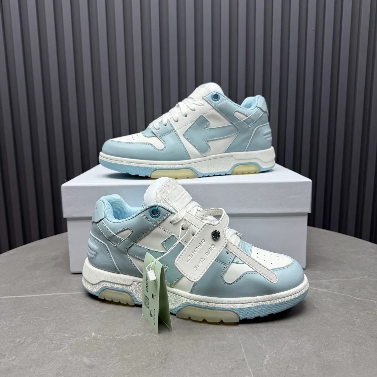 【off- white】P: 620💰Couple model👫, Size: 35-44 (Customized for men 38.45.46) High-quality version👊 "Out of office" series original molding, original lasting, production process 1:1 Original ➰OFF GRAY WHITE OW ➰ First-layer cowhide Imported skin-friendly and environmentally friendly polyester mesh Original molding high elastic and environmentally friendly molding pad Made with the original lasting process. The original molded rubber outsole (never yellows and deforms) has a super correct shape, bright color and strong three-dimensional effect👍. Packaging💯Full set of packaging synchronized with the official website (branded paper, certificate of quality, branded cloth bag)